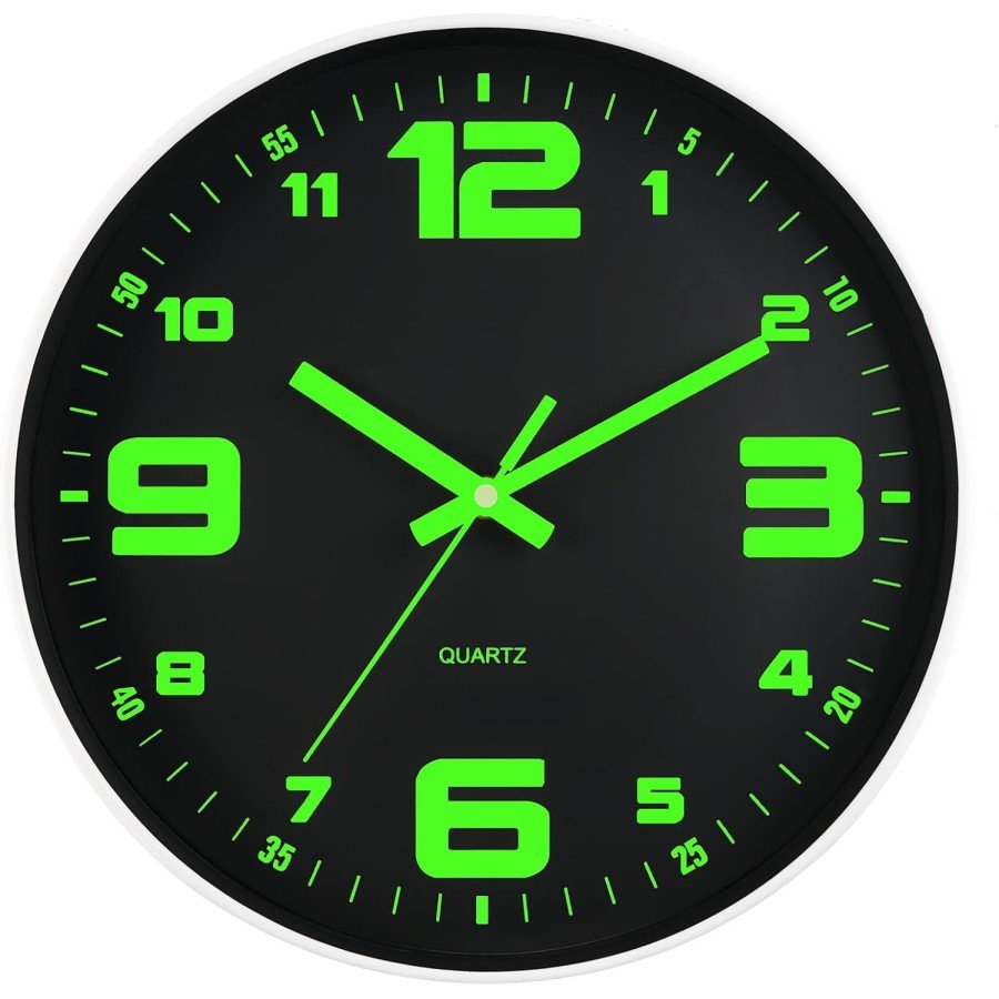 Seinäkello pimeässä hohtava